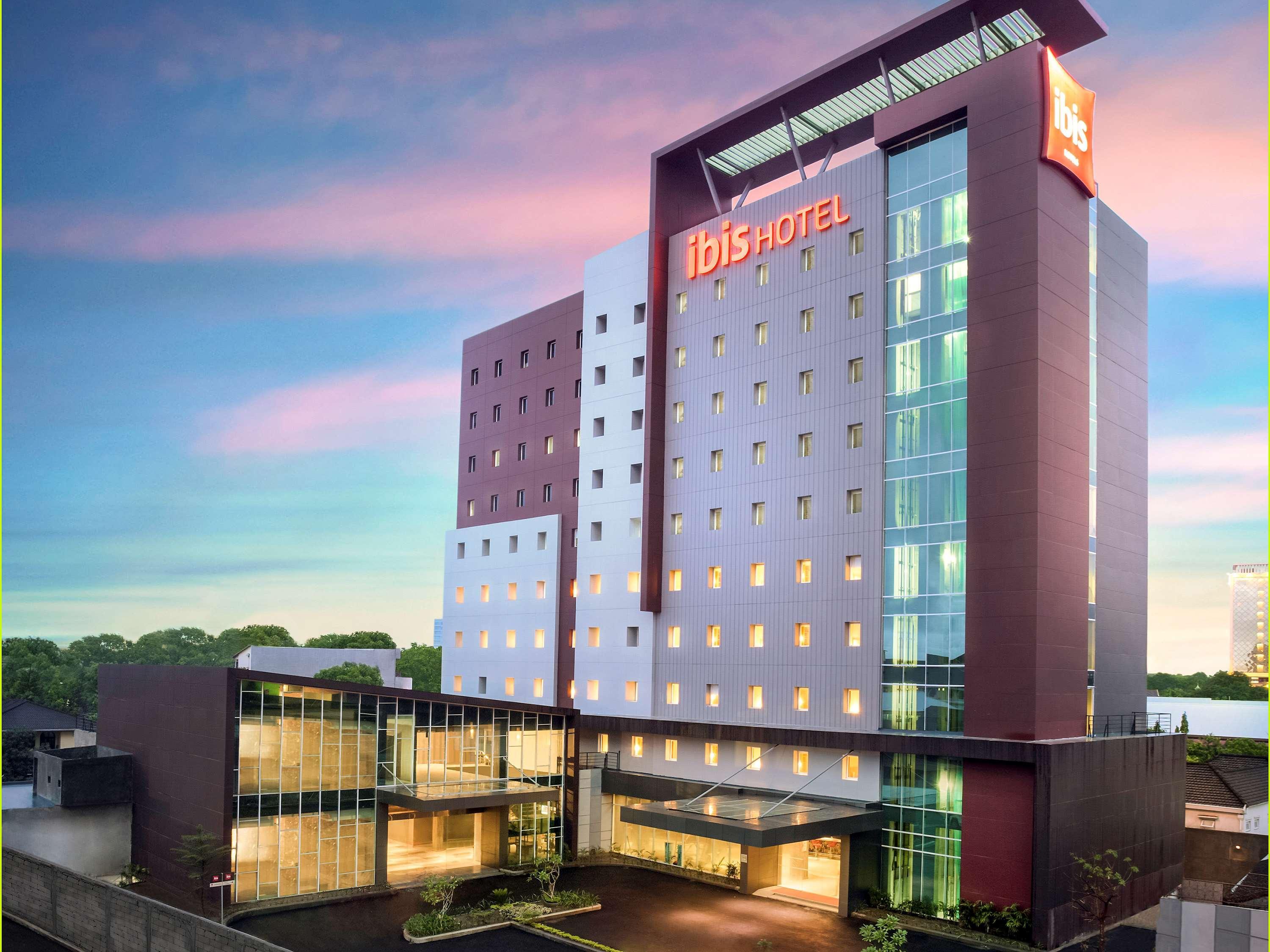 Ibis Makassar City Center Hotel Exterior photo